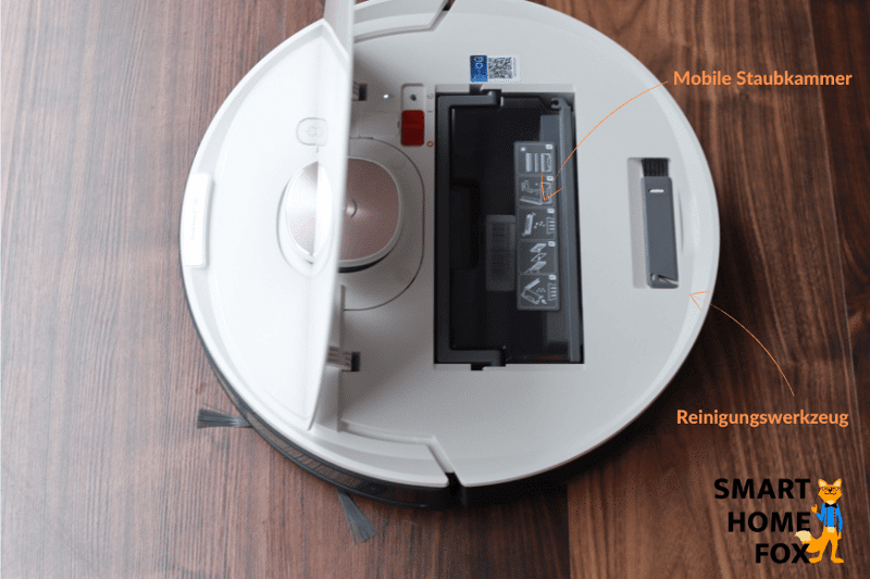 Das Reinigungswerkzeug ist sicher unter der Klappe verstaut